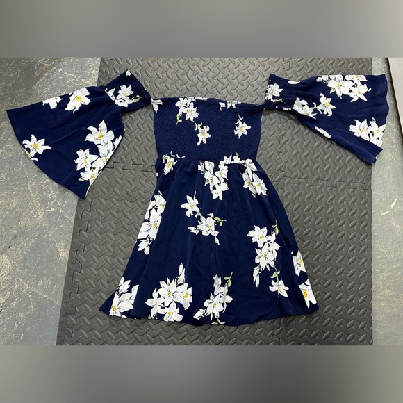 NWT Women’s floral off the shoulder dress size large - Picture 2 of 7